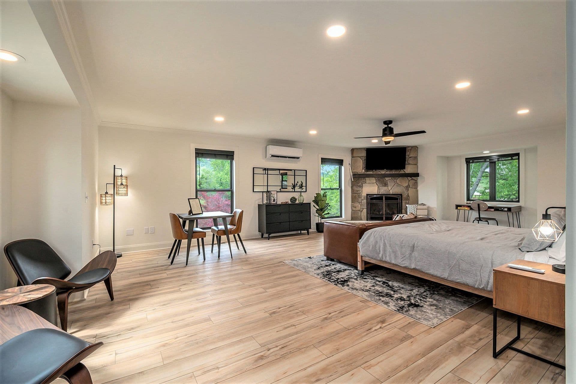 The Loft romantic studio cabin for couples at Tranquille Resort, Lake Chatuge GA