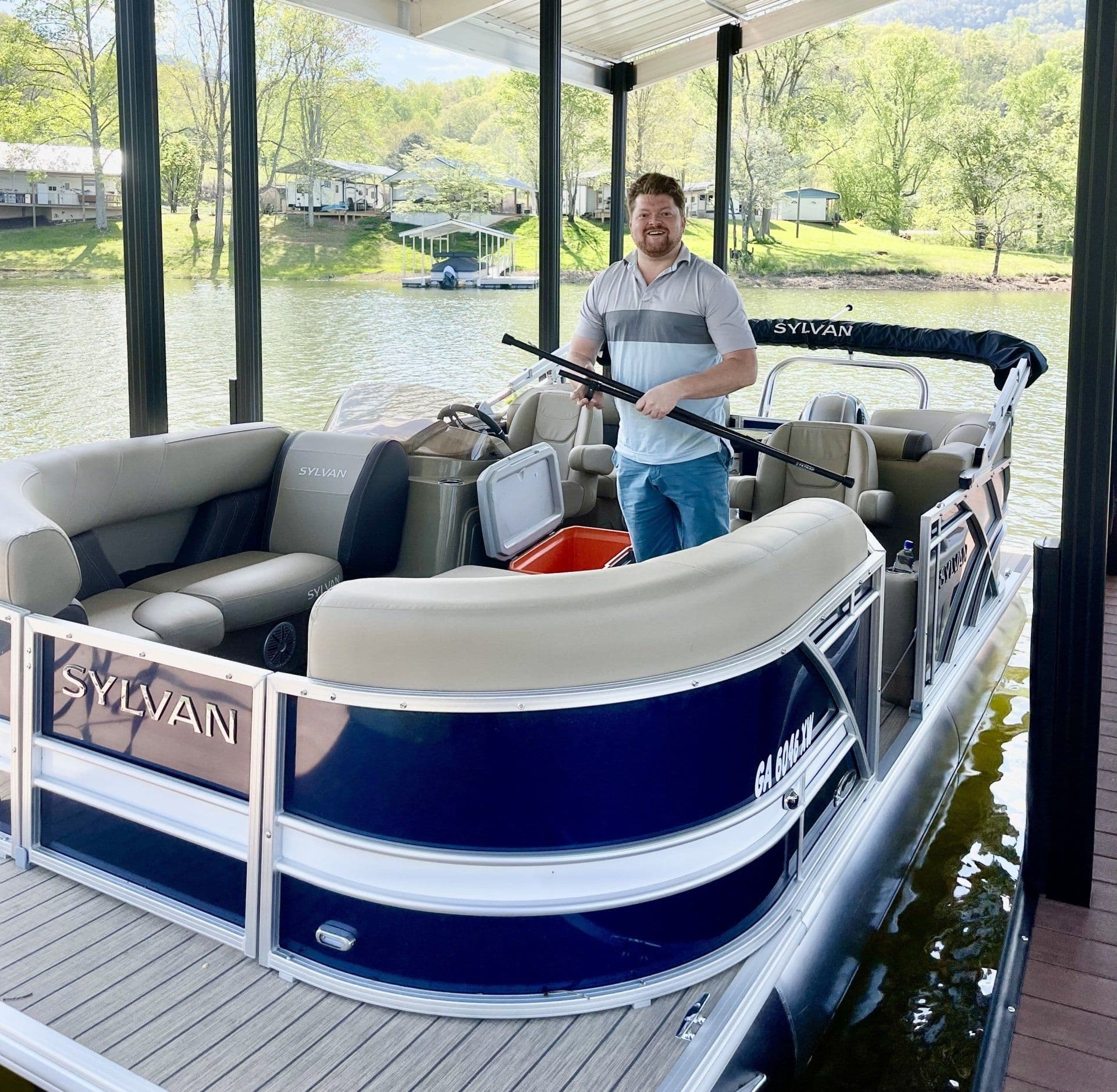 Pontoon boat on Lake Chatuge included in full resort rental